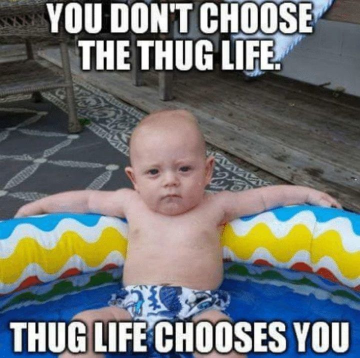Bébé dans une piscine en plastique, en mode Thug Life